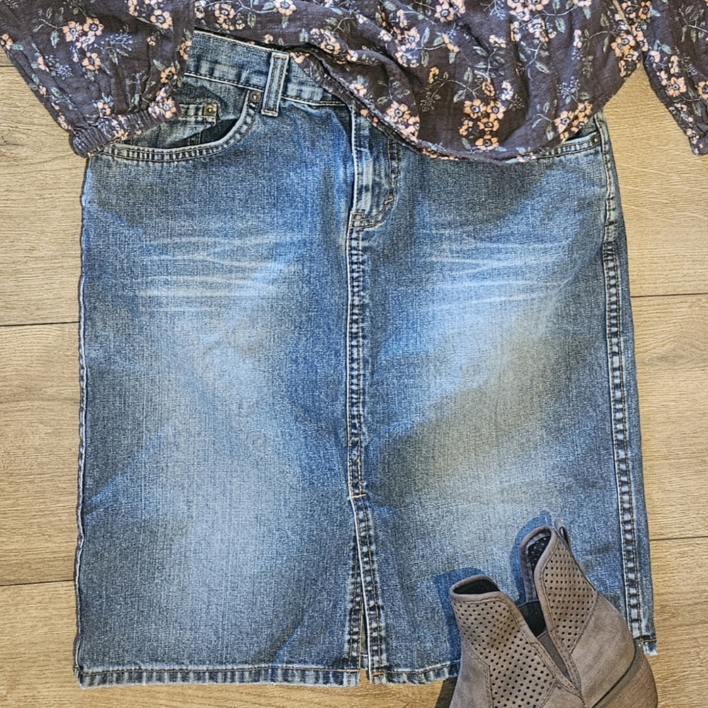 Lightly Worn- AMERICAN EAGLE OUTFITTERS - Jean Skirt- Denim, size 4